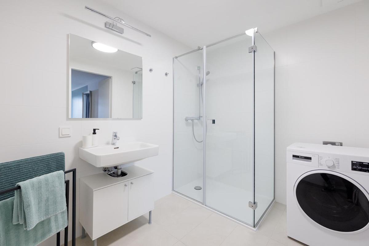 Lovely Apartment In Marina Tower - 10Min To City Center Виена Екстериор снимка